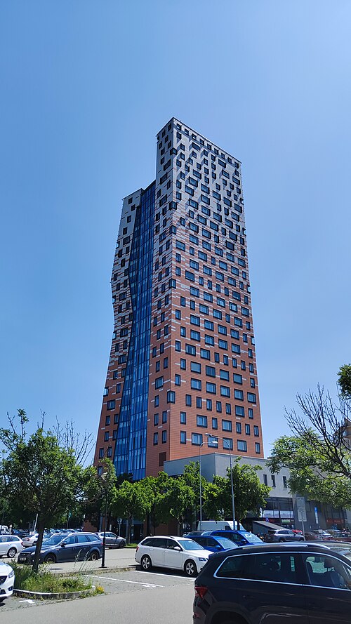 AZ Tower z ulice pod modrou oblohou — sídlo Collega Brokers v Brně